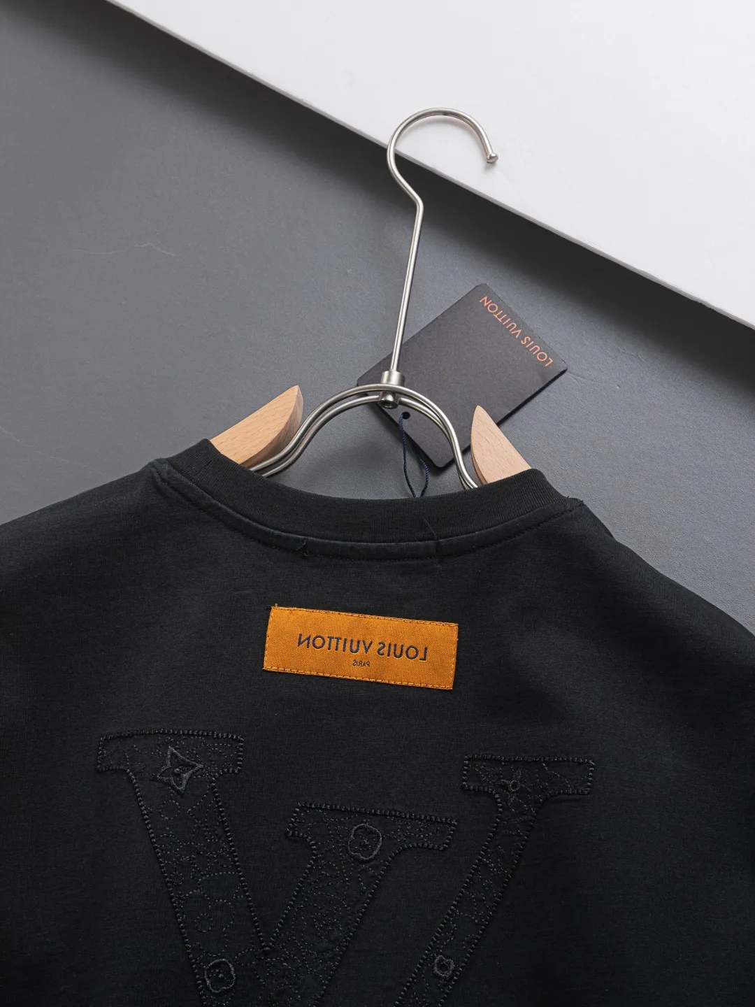 🅿️190 Louis Vuitton 1V LV slightly wide version S-XL 26SS LV new product counter catwalk style three-dimensional plain letter embroidery on the chest🪡logo large logo embroidery on the back🪡logo short-sleeved T-shirt, the same style for men and women! Short-sleeves are not the same as the general public, but must be unique and eye-catching. This LV short-sleeves is all about quality, comfort, consistent style, fashion, including fabrics and cutting techniques, all of which have been made with great effort! 320 grams of washed pure cotton fabric, pure cotton is breathable, very refreshing and comfortable for daily wear. The rib knitting on the neckline is smooth and tight, and the neckline will not be skewed if you toss it at will. The loose version, you will find that it looks really good on the upper body. The overall is minimalist and neat, super versatile for daily use! Pair it casually with a pair of pants for a youthful look. A T-shirt will make your outfit crazy. It is a fashionable item that can never go wrong! Color: Black White Rose Size: S-XL Size chart: S: Shoulder width 50-Bust 56-Length 70 M: Shoulder width 52-Bust 57-Length 72 L: Shoulder width 54-Bust 59-Length 74 XL: Shoulder width 56-Bust 62-Length 76